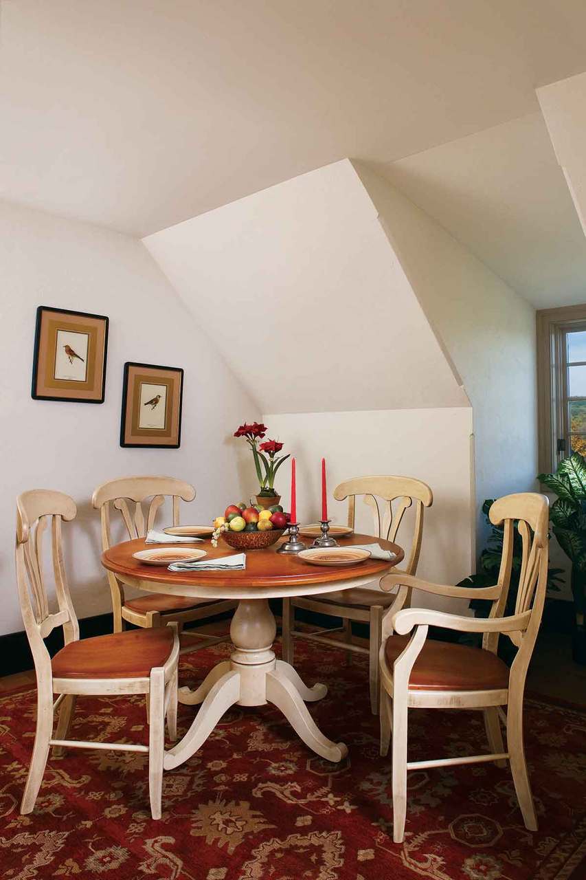 Salem Pedestal Table